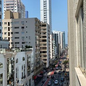Ótimo Apto 2 quartos, Av. Brasil, de frente, quadra mar.